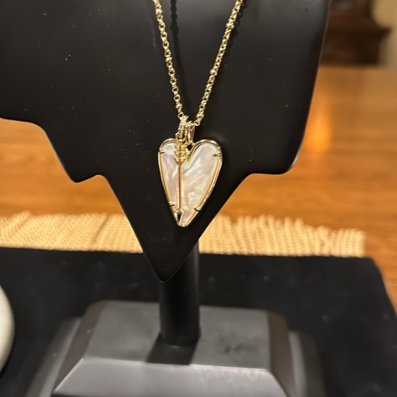 KENDRA SCOTT WHITE MOTHER OF PEARL HEART NECKLACE AND EARRINGS - Picture 3 of 5
